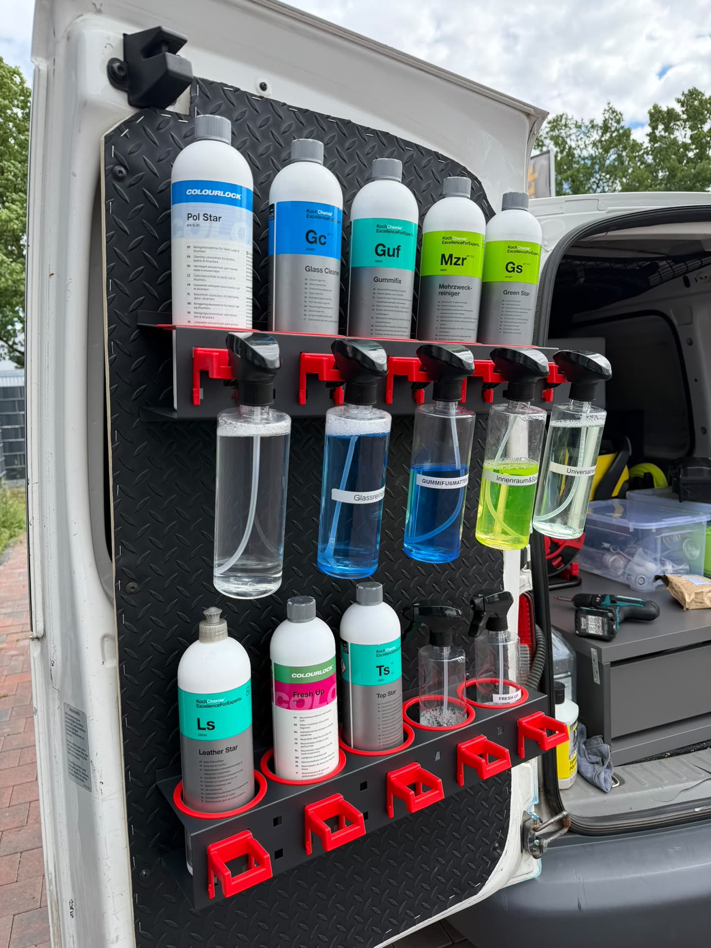 Ausrüstung und Reinigungsmittel im Glanzmobil-Fahrzeug
