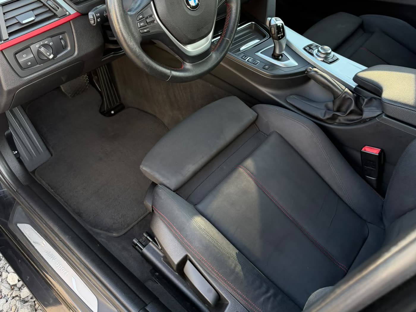 Fahrerfußraum einer Limousine nach der Innenreinigung