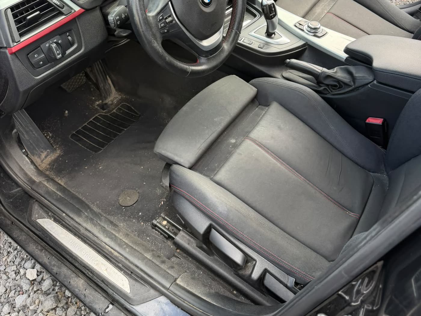 Fahrerfußraum einer Limousine vor der Innenreinigung