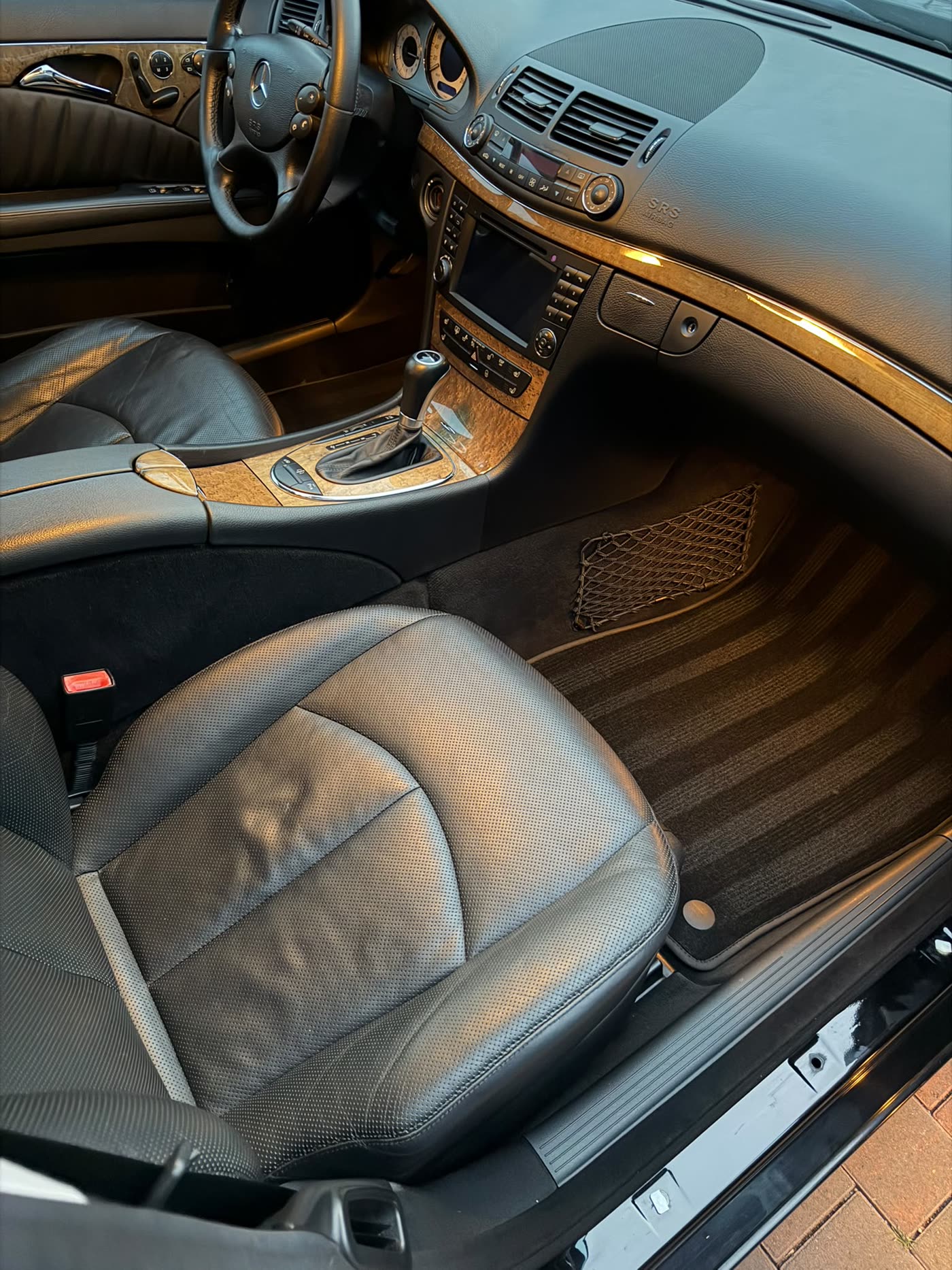 Aufbereitetes Fahrzeug-Interieur mit gereinigten Sitzen und Cockpit