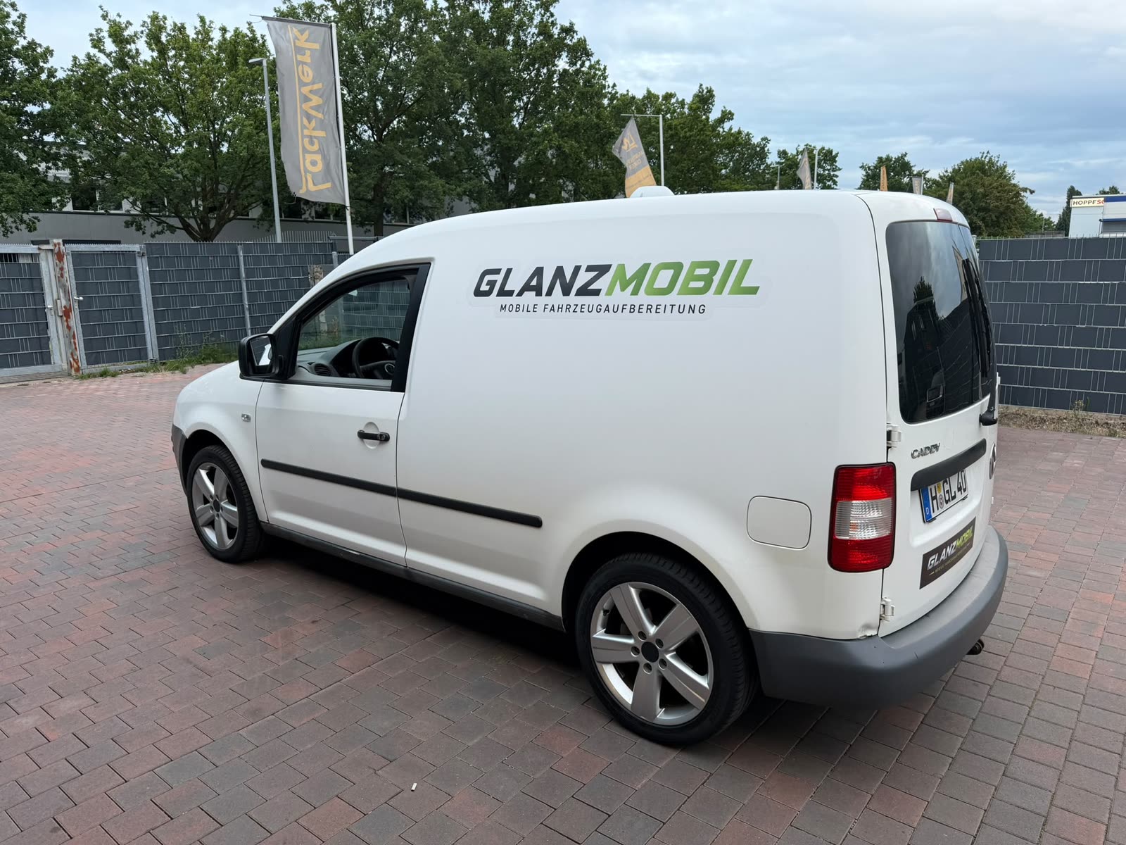 Das Glanzmobil-Fahrzeug vor einem Kundentermin